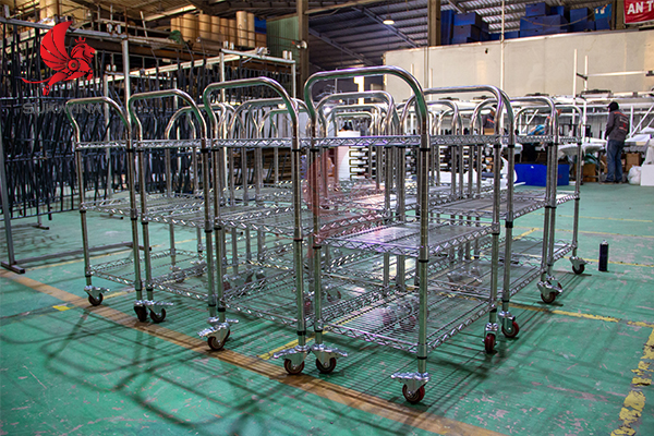 Mẫu xe đẩy inox 304 sáng bóng – phù hợp môi trường thực phẩm, dược phẩm.